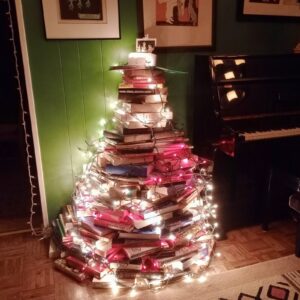In the United States and Canada, creative DIY decorations are popular, such as branch trees shaped from gathered twigs or stacked books fashioned into tree shapes. LED Christmas lights and compostable natural ornaments help keep things eco-friendly.
